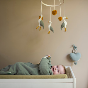 Mobile bébé en bois et tricot coton bio "Héron" Trixie Baby