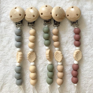 Attache tétine en perles de silicone avec clip en bois Leaf "Rose Pâle" Chewies & More