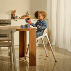 Chaise haute évolutive en bois et bioplastique Giraffe "Bois neutre/Blanc" Bugaboo