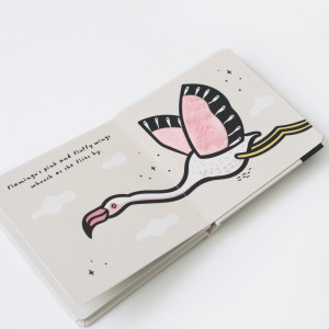 Livre bébé d'éveil sensoriel en carton Touch&Feel "Ailes" (6-36 mois) Wee Gallery