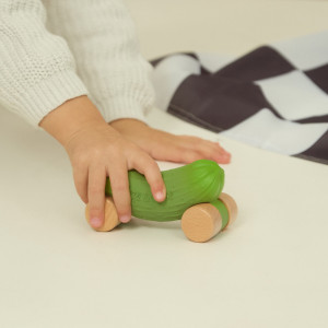 Voiture en caoutchouc naturel et bois "Pépino le Concombre" (0-4 ans) Oli & Carol