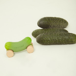 Voiture en caoutchouc naturel et bois "Pépino le Concombre" (0-4 ans) Oli & Carol