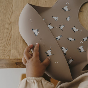 Bavoir à poche en silicone Minouche "Taupe" Zakuw