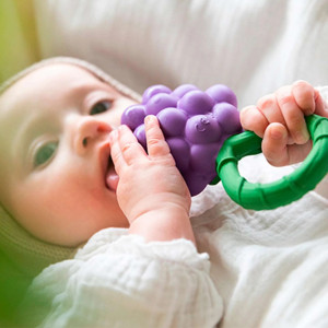 Hochet de dentition en caoutchouc naturel "Raisin" Oli & Carol