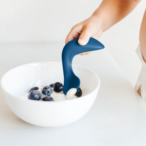 Cuillère d'apprentissage courbée "Bleu Marine" (Droitier) Kizingo