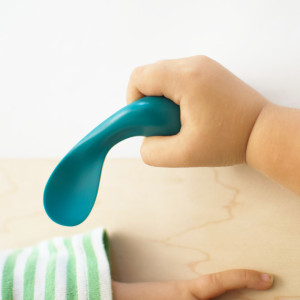 Cuillère d'apprentissage courbée "Bleu Marine" (Droitier) Kizingo