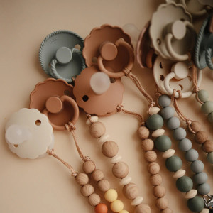 Attache tétine en bois et silicone Luna "Faux Wood" Mushie