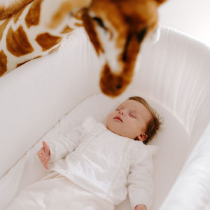 Berceau en rotin rectangulaire avec Matelas + Habillage "Blanc cassé" Childhome