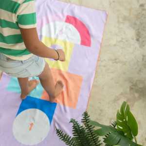 Serviette de plage enfant en microfibre (140 x 70 cm) "Marelle" Quut