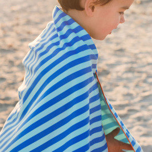 Serviette de plage enfant en microfibre (140 x 70 cm) "Circuit Bleu" Quut