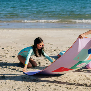 Serviette de plage enfant en microfibre (140 x 70 cm) "Marelle" Quut