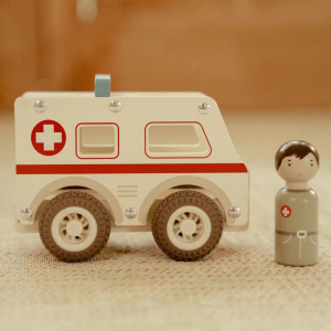 Ambulance en bois "Blanc" (18 mois et +) Little Dutch