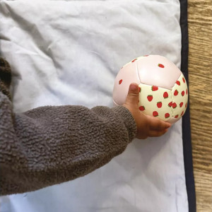 Balle bébé souple "Les Fraises" (1 an et +) Maison Petit Jour