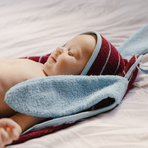 Cape de bain en coton "Lapin Bordeaux" (0-2 ans) Quut