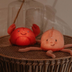 Veilleuse LED en peluche "Théo le Crabe" (18 cm) Atelier Pierre