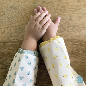 Bavoir manches longues imperméable (2-4 ans) "Les Poussins" Maison Petit Jour