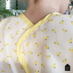 Bavoir manches longues imperméable (2-4 ans) "Les Poussins" Maison Petit Jour