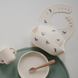 Bavoir à poche en silicone "Baleines" (6-36 mois) Mushie