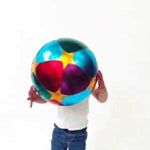 Ballon multicolore à étoiles en tissus (30 cm) Ratatam