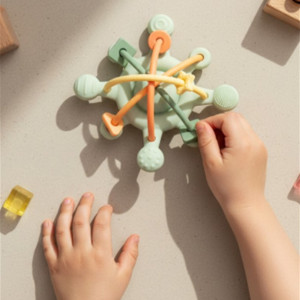 Jouet sensoriel en silicone "Etoile Verte" (10 mois et +) Little L