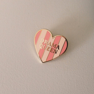 Pin's "Drama Queen" Bisou Salé