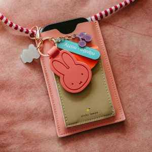 Porte-clés Charm en silicone Miffy "Corail" Atelier Pierre