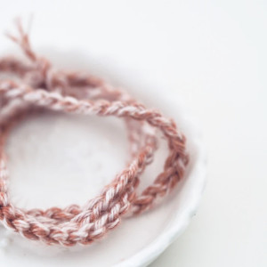 Bracelet porte-bonheur en pierres naturelles à nouer "TCHIN TCHIN !"