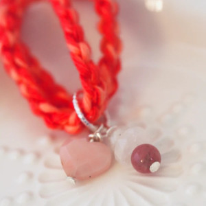 Bracelet porte-bonheur en pierres naturelles à nouer "LA VIE EN ROSE" Magicae