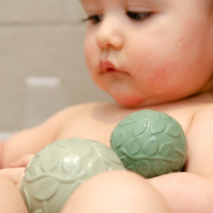 Balles bébé sensorielles en hevea "Feuillage Green" (x2) Natruba