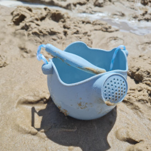 Arrosoir de plage enfant en silicone recycable "Bleu Gris" Scrunch