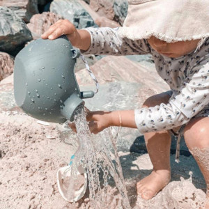 Arrosoir de plage enfant en silicone recycable "Moutarde" Scrunch