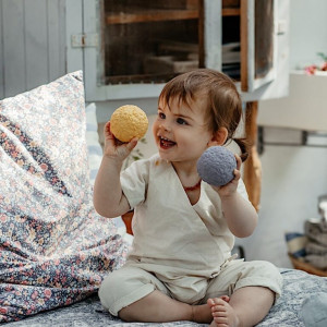 Balle sensorielle bébé d'éveil en caoutchouc naturel "Lila" By Lille Vilde