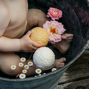 Balle sensorielle bébé d'éveil en caoutchouc naturel "Jaune" By Lille Vilde