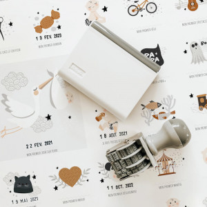 Affiche de naissance "Mes premières fois" avec tampon et encrier Les Petits Dates